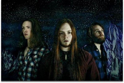 Left to right: Guðjón Reynisson (drummer), Óskar Logi Ágústsson (singer/guitarist), Alexander Örn Númason (bass)